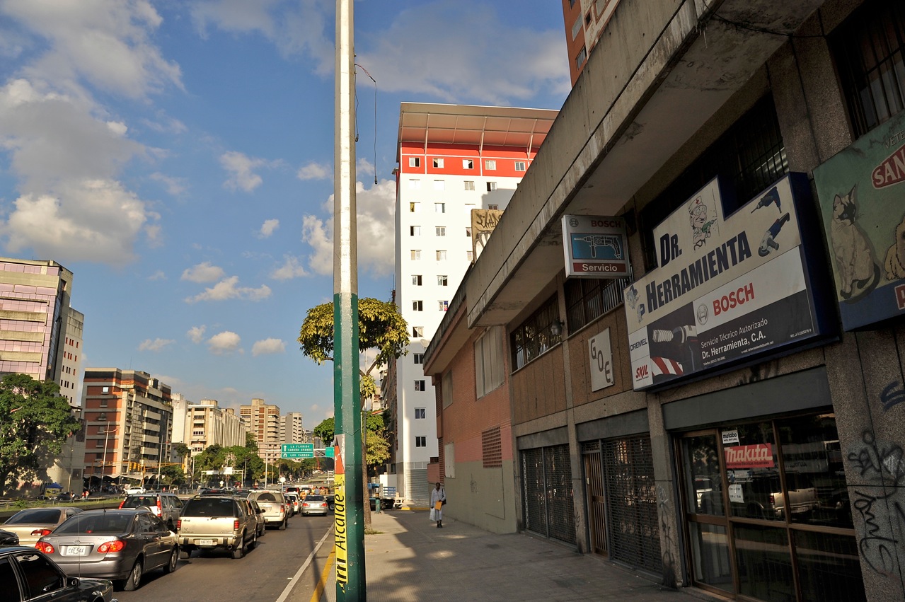 En la Ave. Libertador de Caracas asoma, violando retiros, una "inserción" de la Misión Vivienda