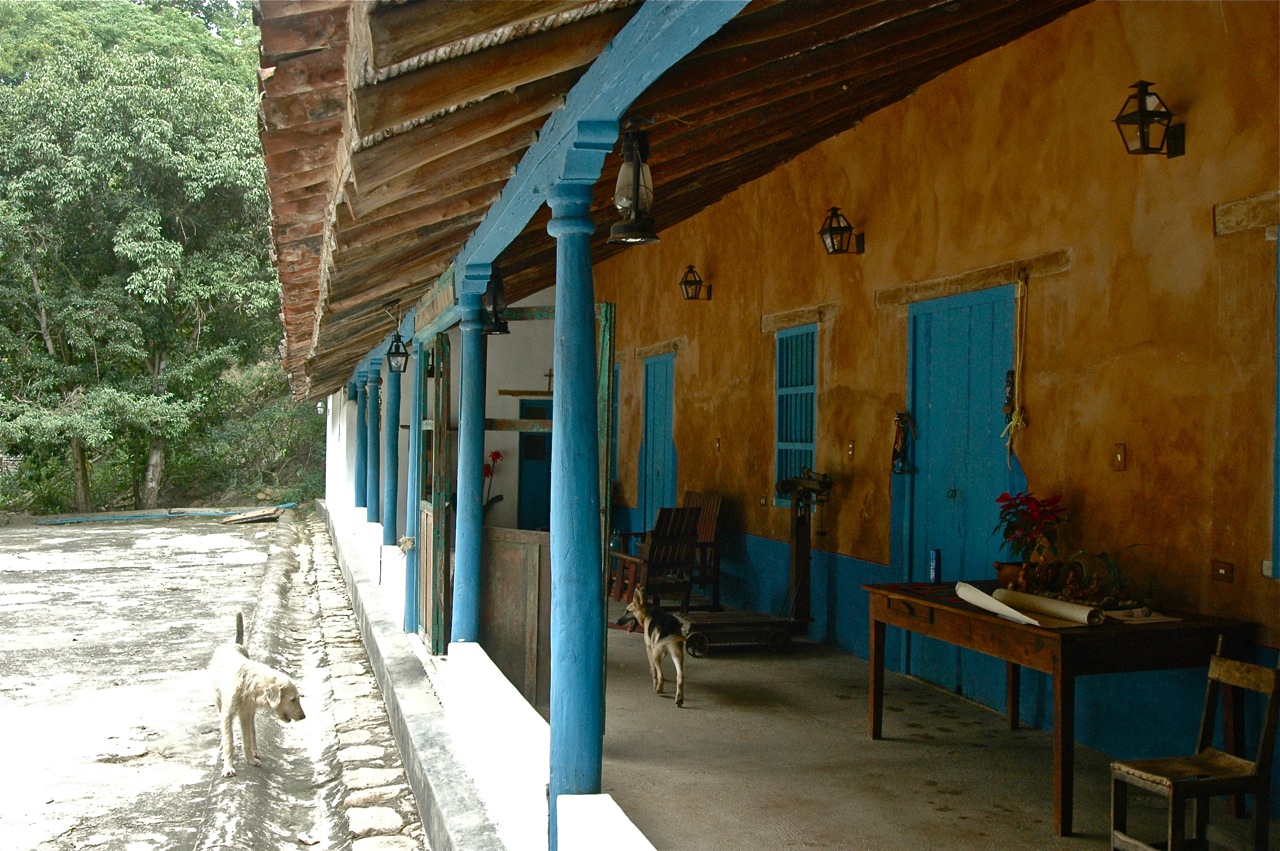 Corredor de hacienda en Choroní: quietud rural en la costa de Aragua, lugar de expansión de Maracay