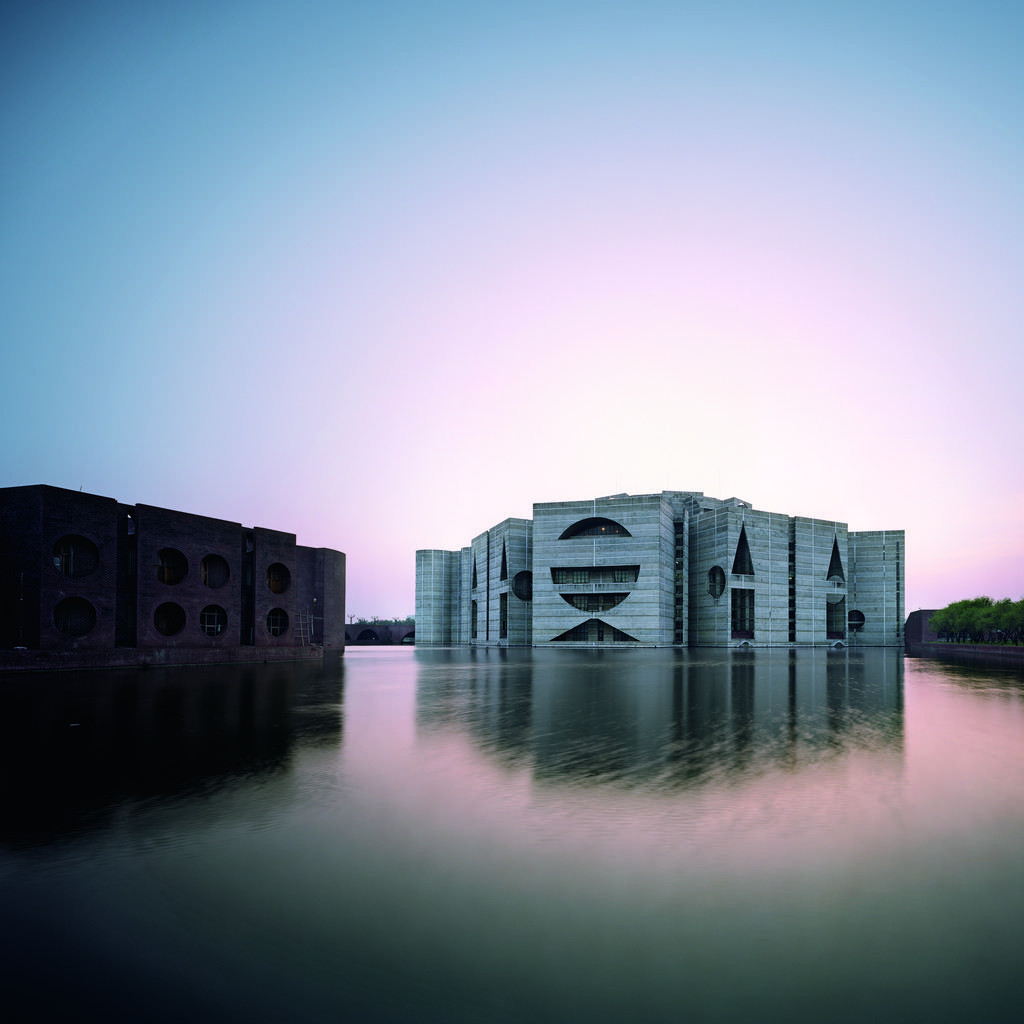 La extraordinaria presencia de la Asamblea Nacional de Dacca, Bangladesh (1962-74 y más), de Luis Kahn