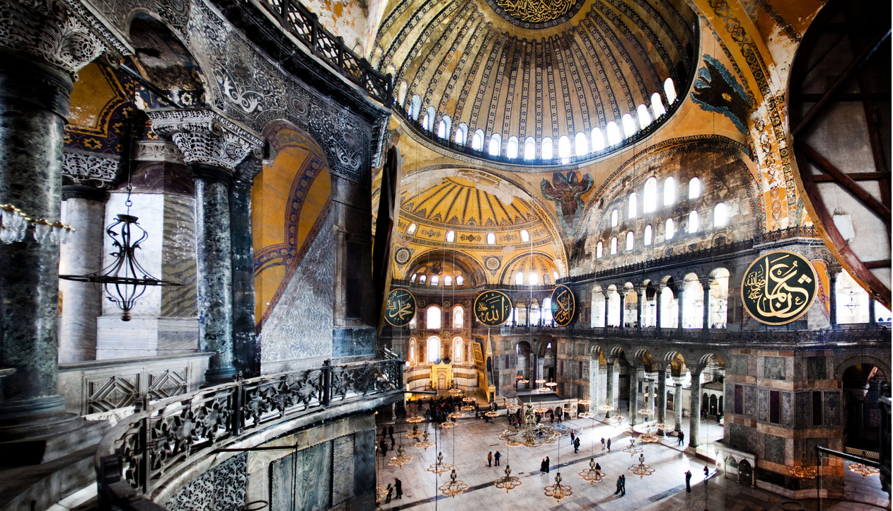 Santa Sofía, hoy Hagiasofia en Estambul (año 562, versión actual). Arquitectura milenaria que habla de conflictos religiosos y secularización.