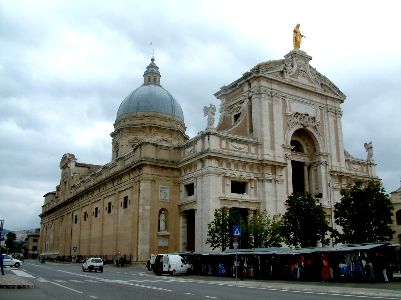 1.Basílica de Santa María de los Ángeles cerca de Asís