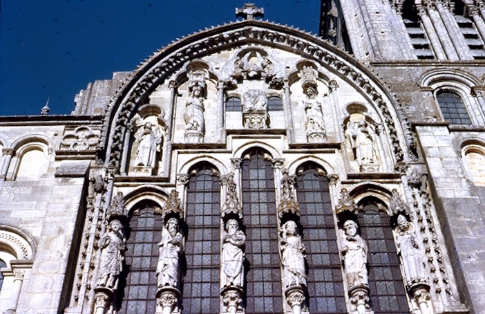 En Vezelay, románica, esculturas como cariátides del gótico temprano. 