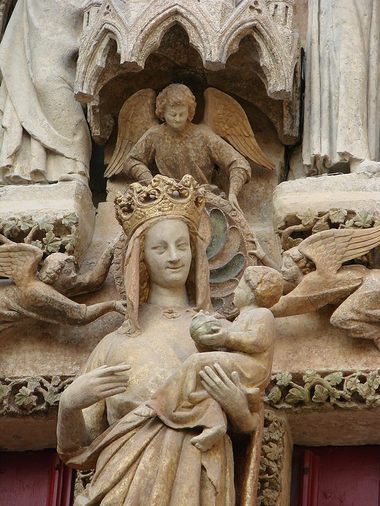 6. La Virgen Dorada de Amiens, adosada a la columna central del pórtico. Una reproducción de ella debimos dibujar los alumnos de Ventrillon en la Facultad de Arquitectura.