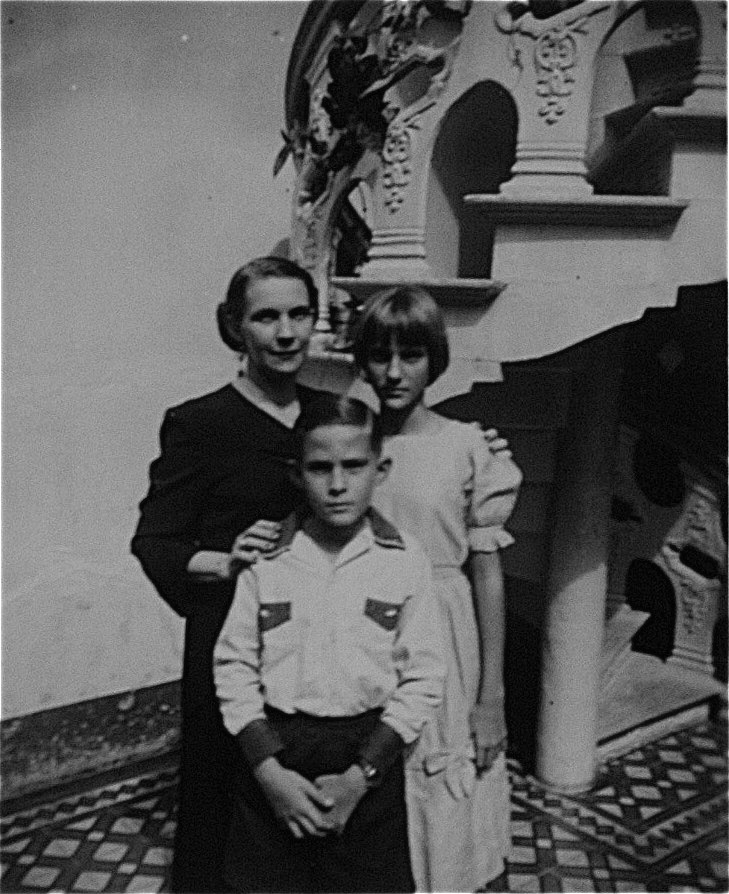 Mi madre, con Carlota y Edgardo mis hermanos. Atrás la escalera de caracol.