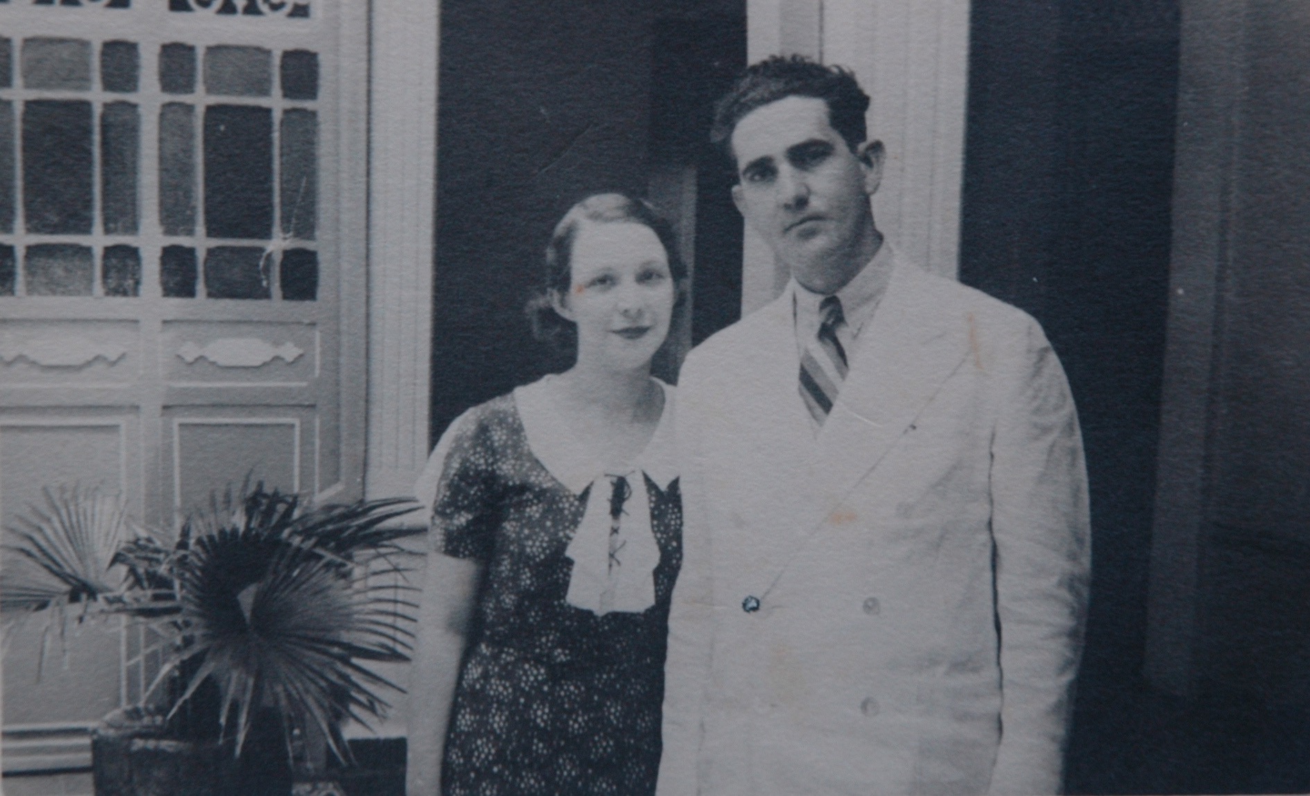 Mis padres recién casados frente a la romanilla de la casa de mi abuela materna