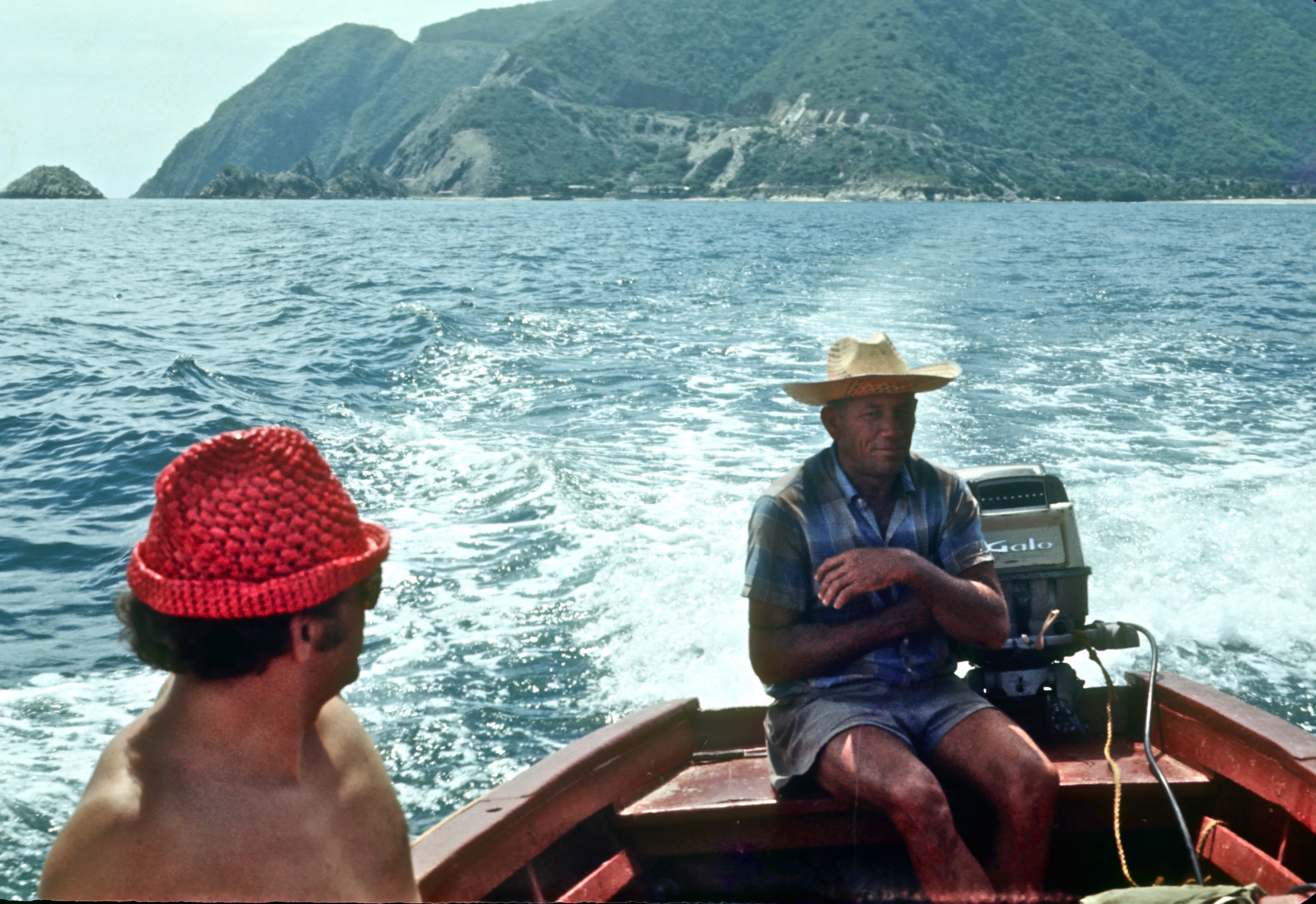 4. Juan Plate y mi compañero de pesca submarina  y buceo, Pedro Gluecksmann, navegando desde Ocumare hacia el Oeste.