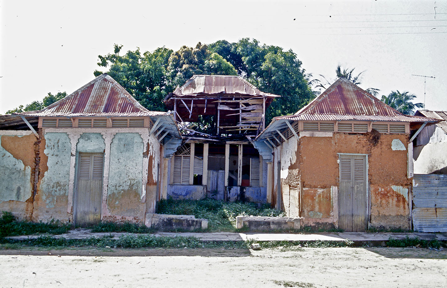 La casa del General Balduz en Macuro, foto de hace más de veinte años. Abandonada a pesar de ser un vestigio importante de la época de reconstrucción de Macuro a comienzos del Siglo Veinte. Es de bahareque. El trabajo de la madera es con celosías.