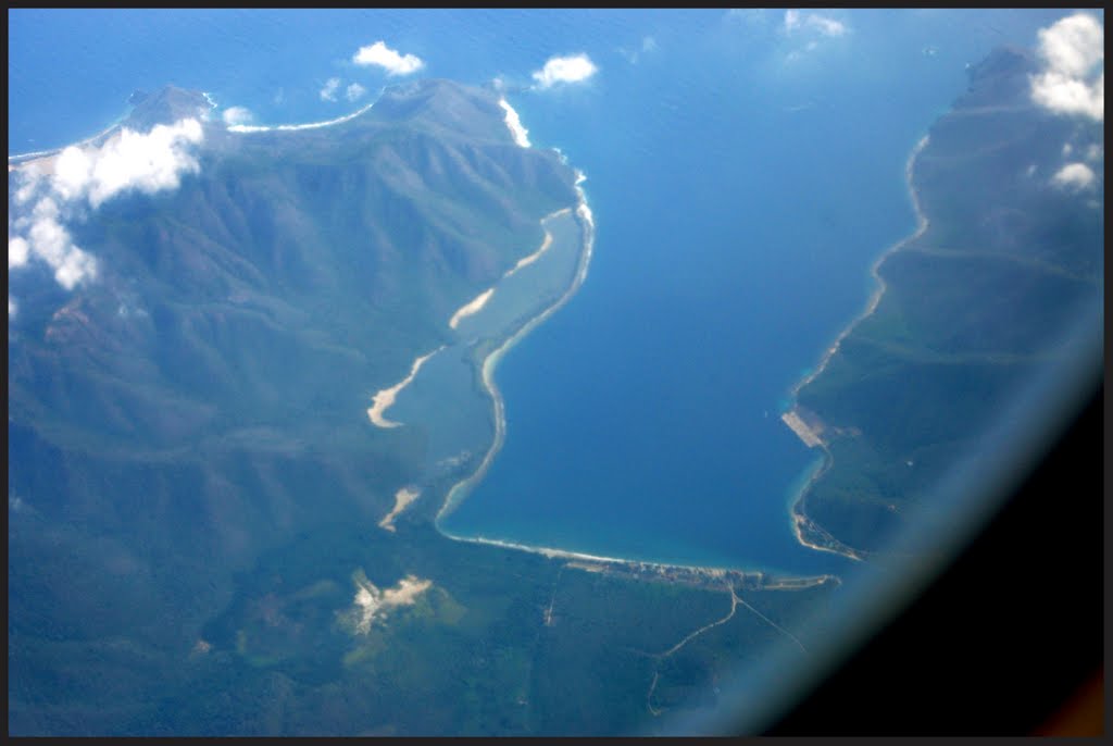 Bahía de Turiamo-Costa Central de Venezuela. A la derecha el muelle.