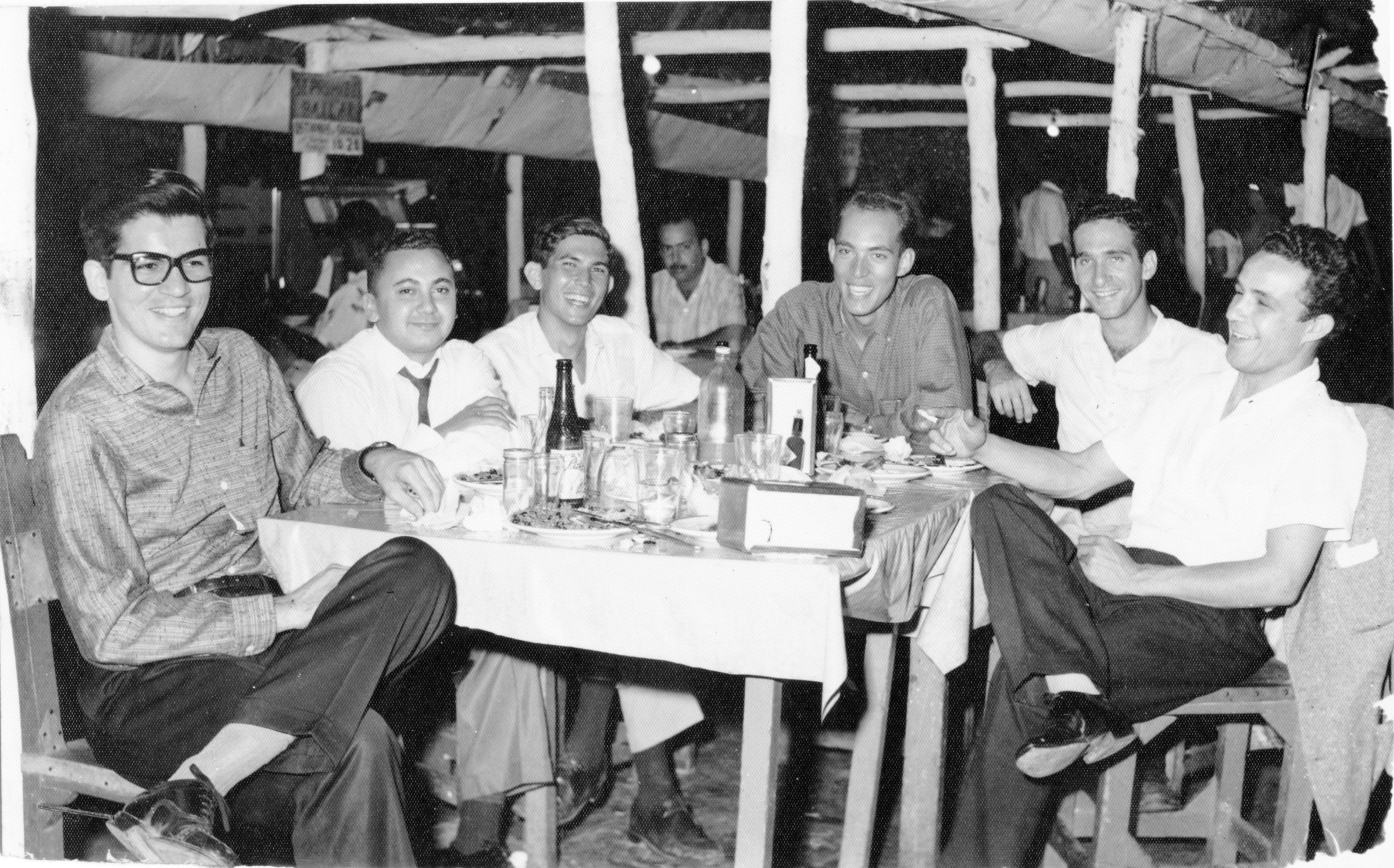 Desde la izquierda José Ignacio Rodríguez Lombillo, Régulo Arias, un amigo cubano cuyo nombre no retuve, mi persona, Antonio García-Crews y Rafael Iribarren, luego de cenar lechón en el San Pedro Bar de La Habana el 3 de Mayo de 1960.