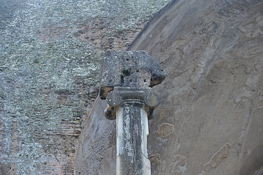 Citas del pasado, entre los muros despojados, de cualquier tiempo, de la Villa Adriana.
