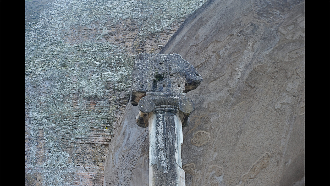 Citas del pasado, entre los muros despojados, de cualquier tiempo, de la Villa Adriana.
