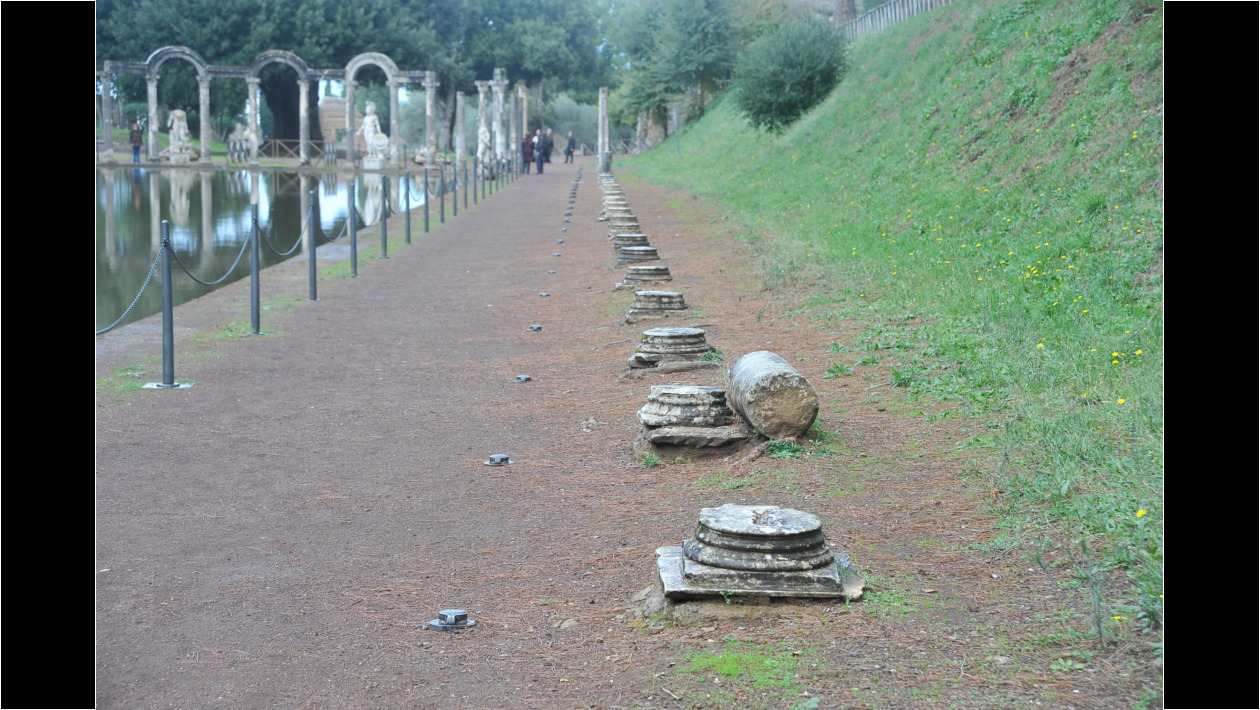 Citas del pasado, entre los muros despojados, de cualquier tiempo, de la Villa Adriana.