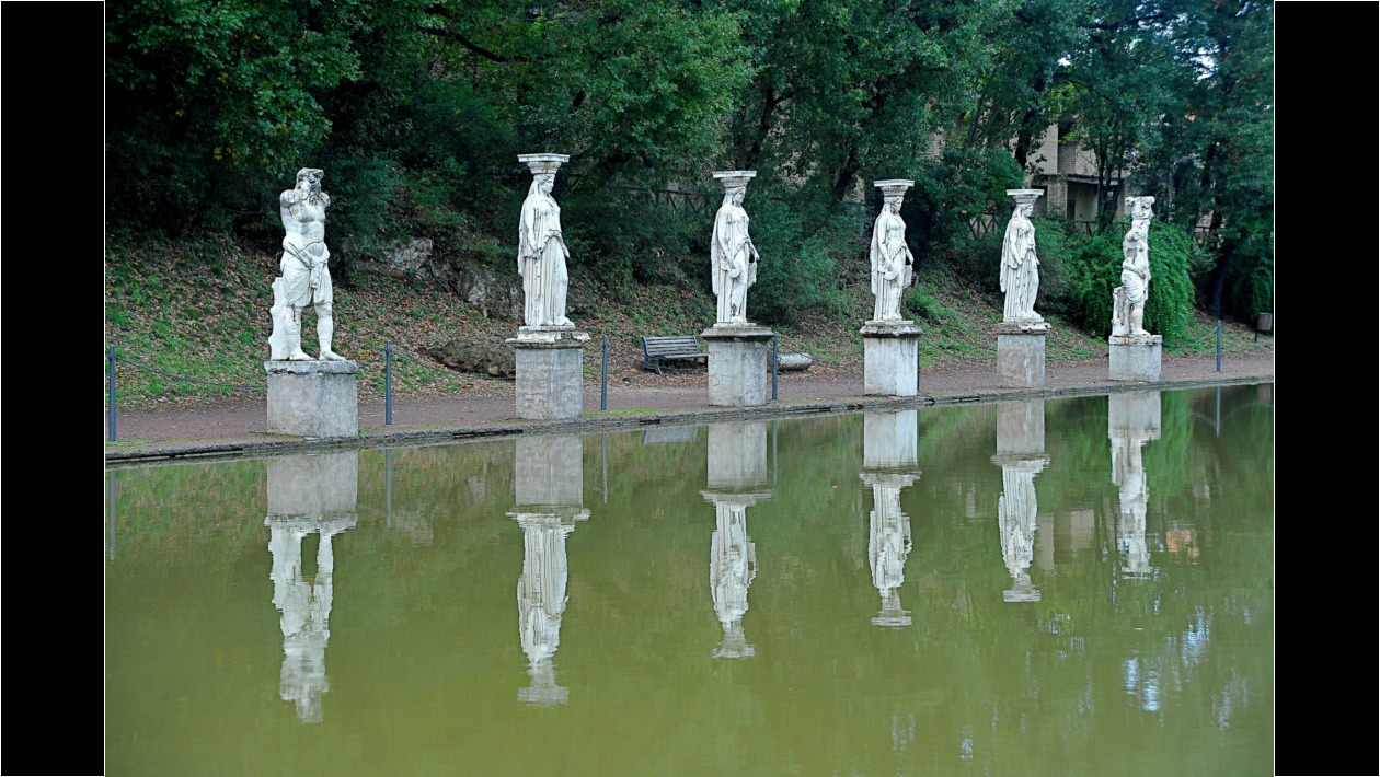 Citas del pasado, entre los muros despojados, de cualquier tiempo, de la Villa Adriana.