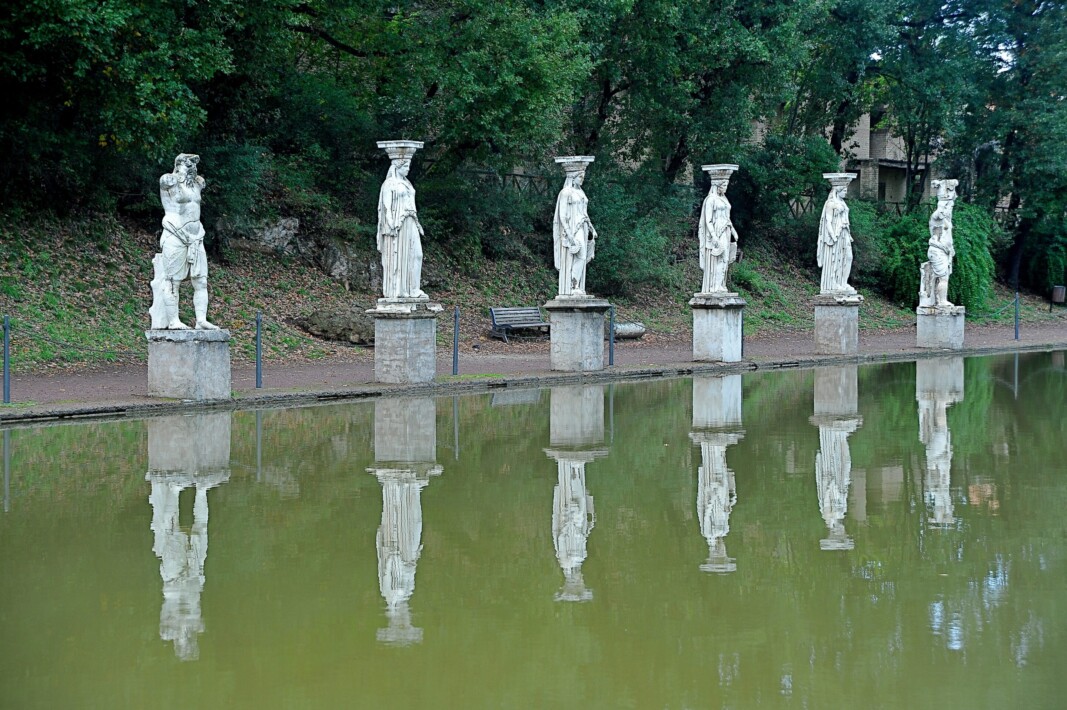 Citas del pasado, entre los muros despojados, de cualquier tiempo, de la Villa Adriana.