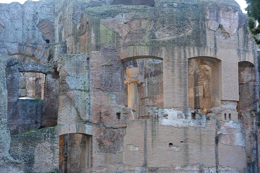 Citas del pasado, entre los muros despojados, de cualquier tiempo, de la Villa Adriana.