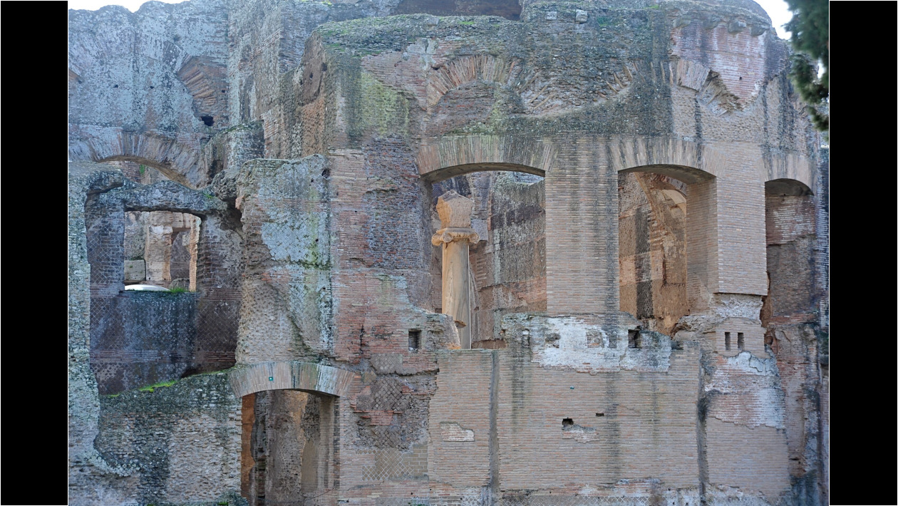Citas del pasado, entre los muros despojados, de cualquier tiempo, de la Villa Adriana.