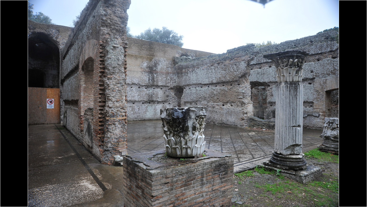 Citas del pasado, entre los muros despojados, de cualquier tiempo, de la Villa Adriana.