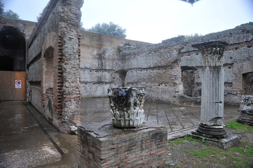 Citas del pasado, entre los muros despojados, de cualquier tiempo, de la Villa Adriana.