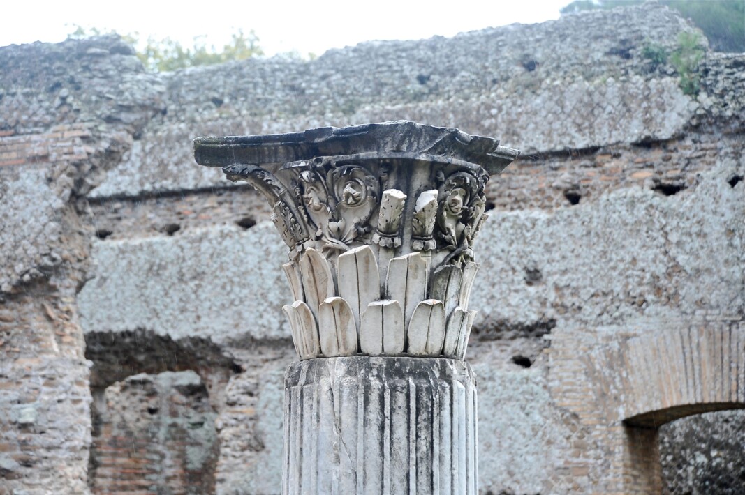 Citas del pasado, entre los muros despojados, de cualquier tiempo, de la Villa Adriana.