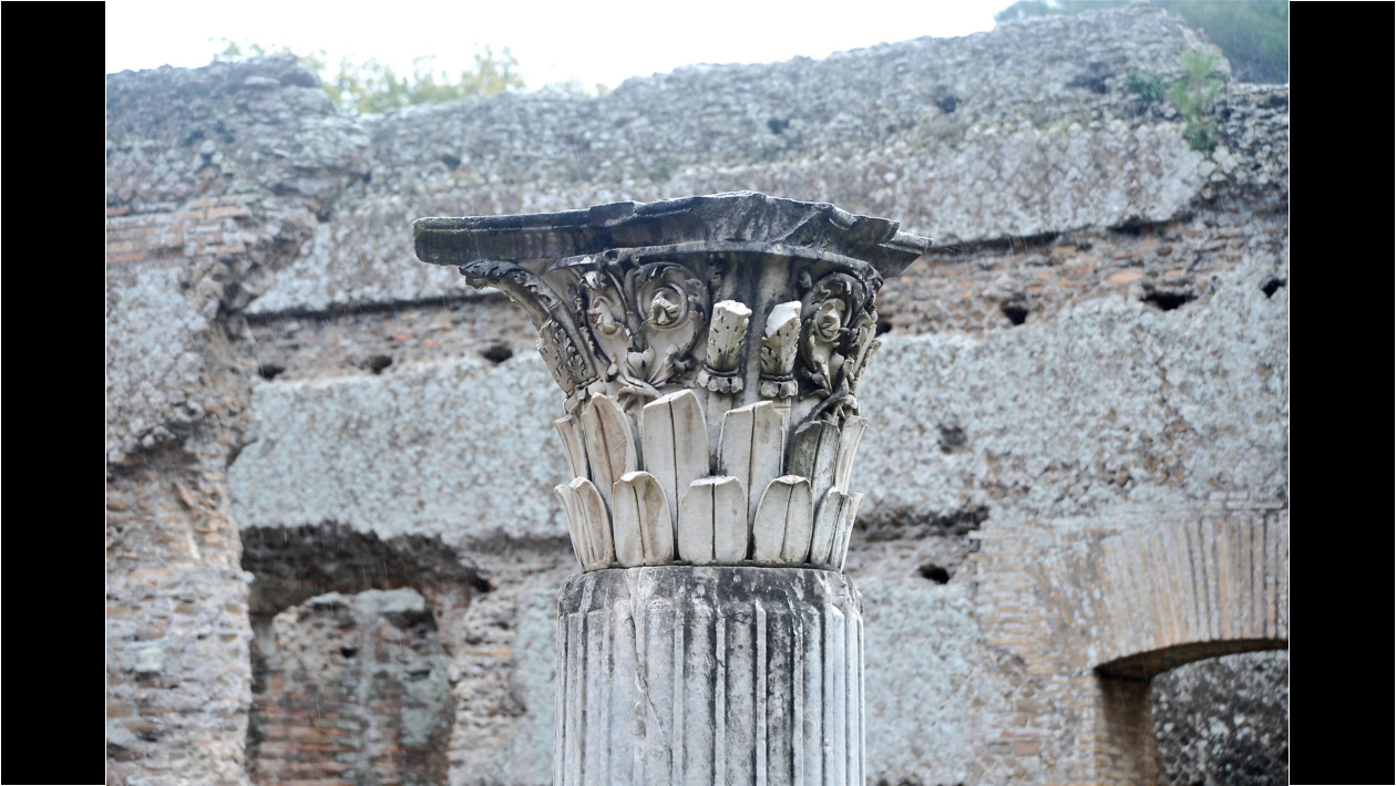 Citas del pasado, entre los muros despojados, de cualquier tiempo, de la Villa Adriana.
