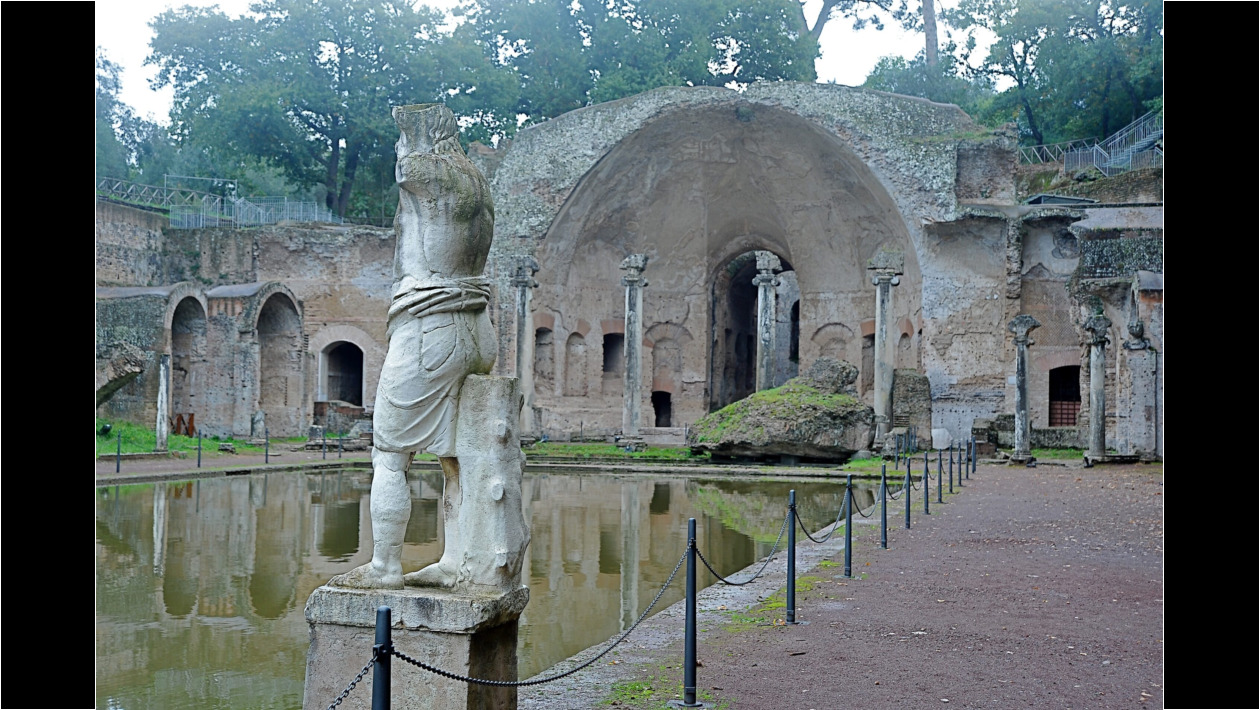 Citas del pasado, entre los muros despojados, de cualquier tiempo, de la Villa Adriana.