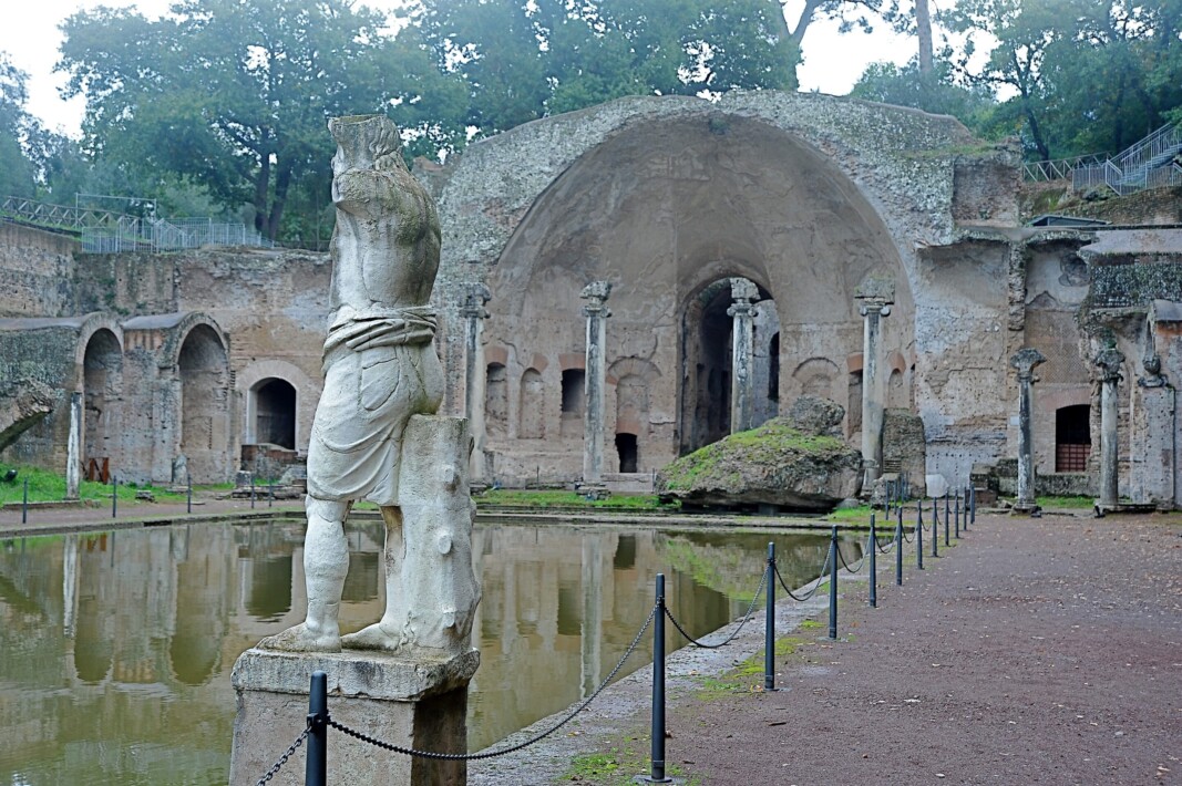 Citas del pasado, entre los muros despojados, de cualquier tiempo, de la Villa Adriana.