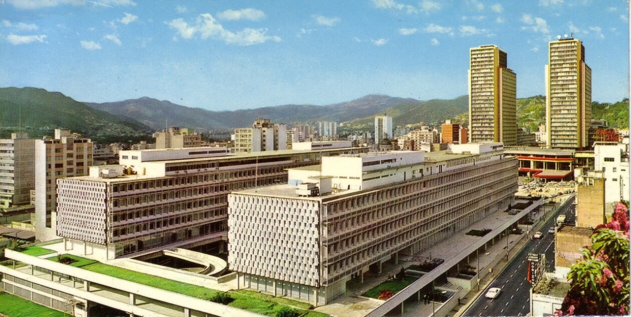 13. Los edificios de J.A. Ron Pedrique (1962).