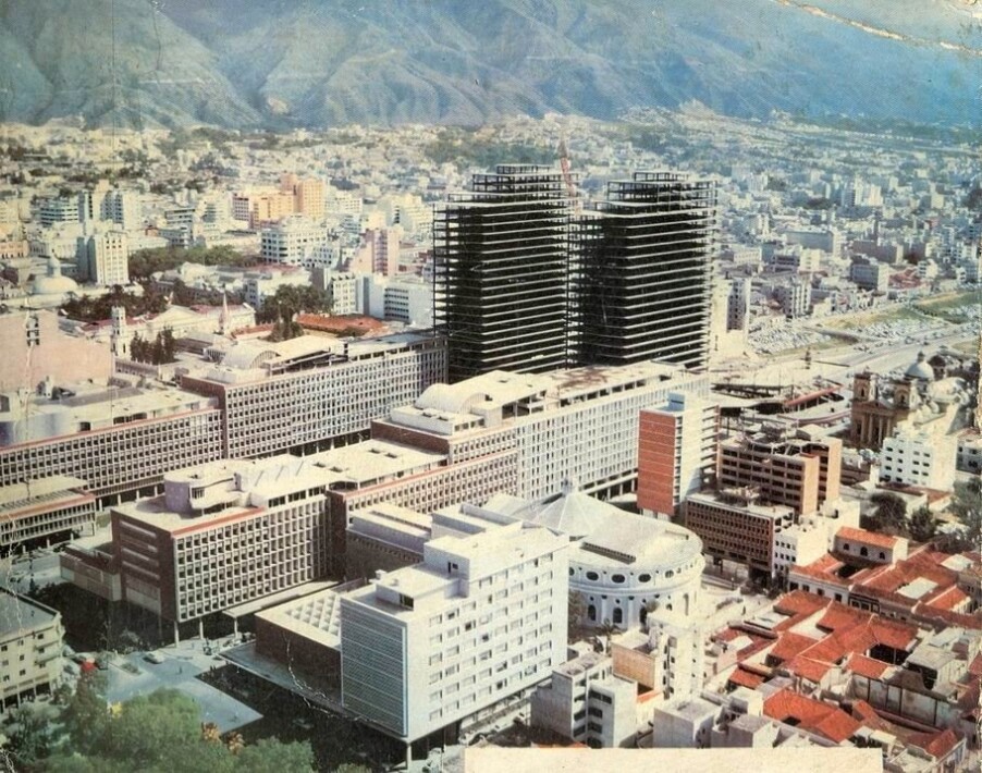 4.Las torres todavía con la altura de proyecto (1954).