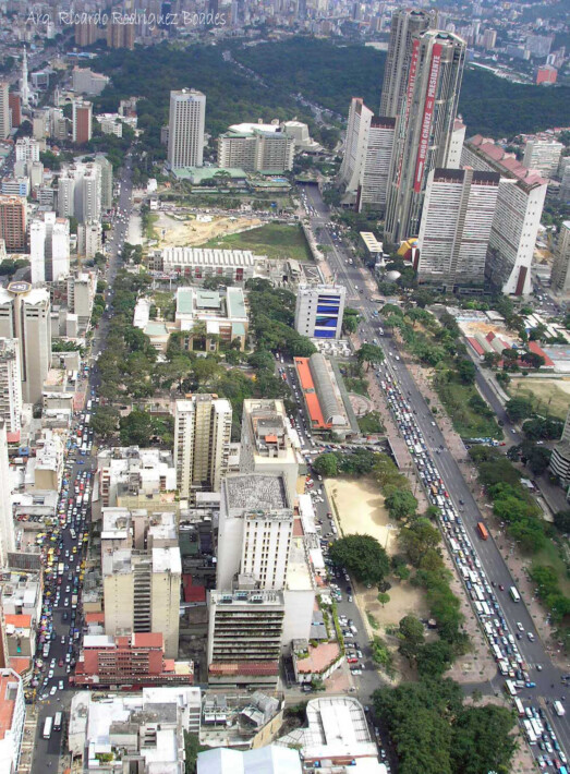 3.Av.Bolívar-Parque Central. Al fondo terrenos del Proy. Bantrab.