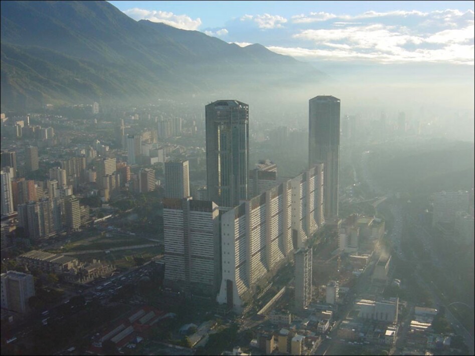 4.Parque Central, a la izq. Bantrab y la Galería de Arte Nacional en obras (1987).