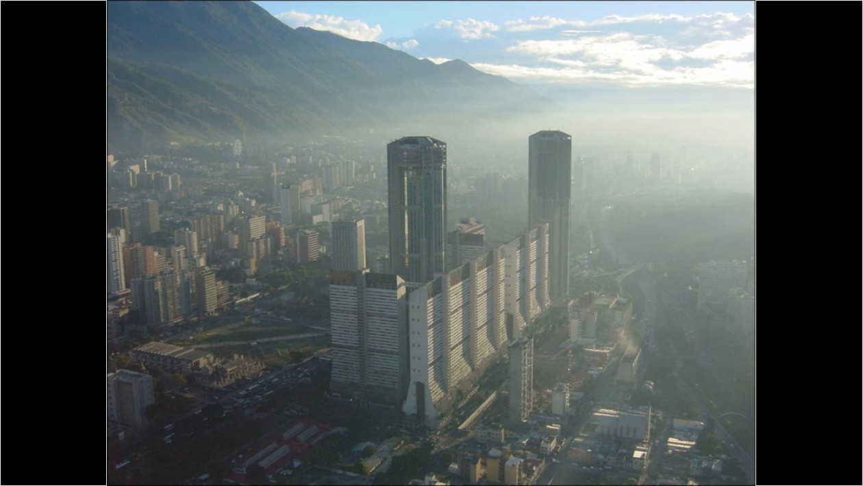 4.Parque Central, a la izq. Bantrab y la Galería de Arte Nacional en obras (1987).