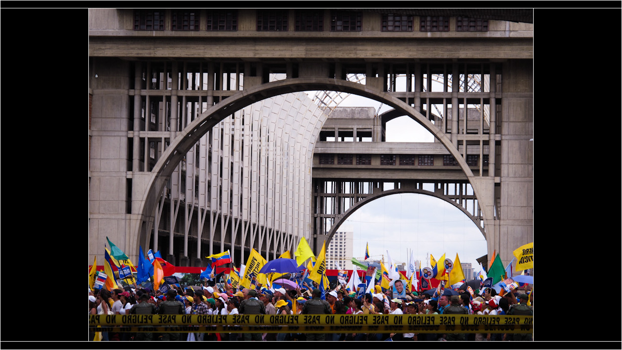 8. El balcón Este del PdJ en una manifestación política.