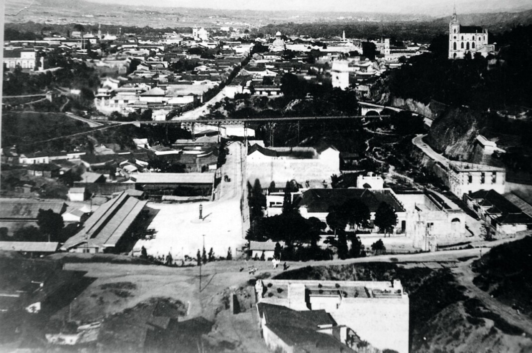 Caño Amarillo 1900. A la der. arr. los ejes de las actuales Ave Universidad y Ave. Bolívar.jpg