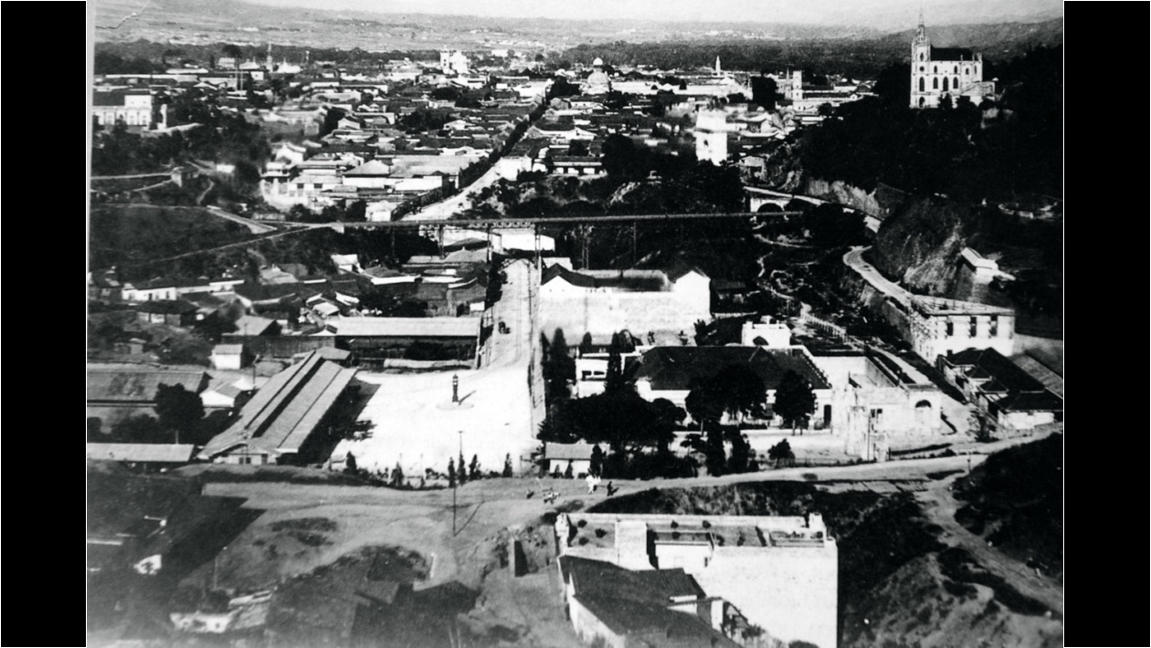 Caño Amarillo 1900. A la der. arr. los ejes de las actuales Ave Universidad y Ave. Bolívar.jpg