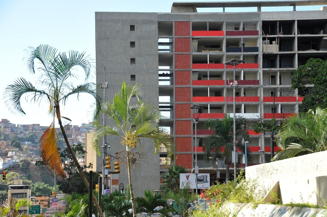 10. Av.Bolivar 2014. Uno de los bloques en construcción.
