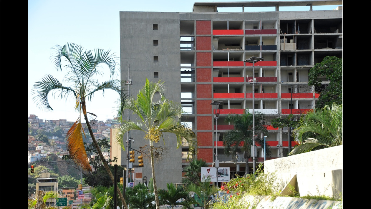10. Av.Bolivar 2014. Uno de los bloques en construcción.
