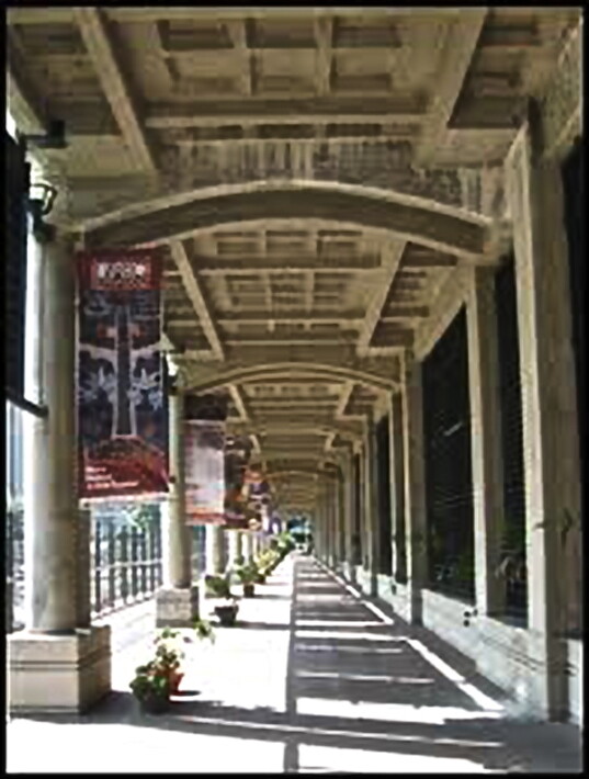 10. Pórtico al lado de la Galería de Arte Nacional.