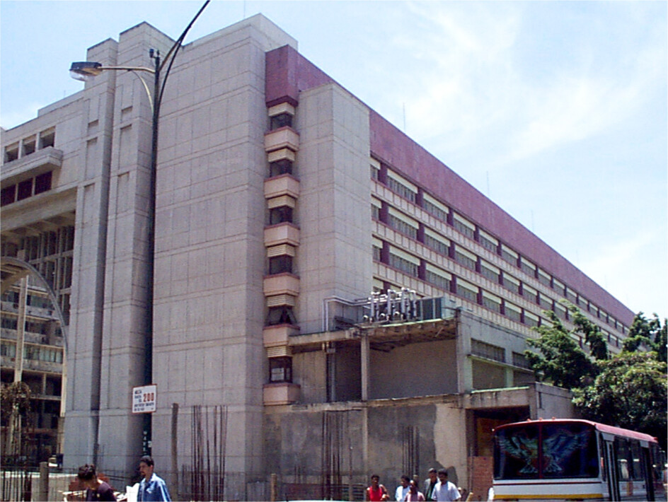 5. CGLL-Palacio de Justicia- Fachada Oeste en construcción. Cuerpo bajo inacabado.