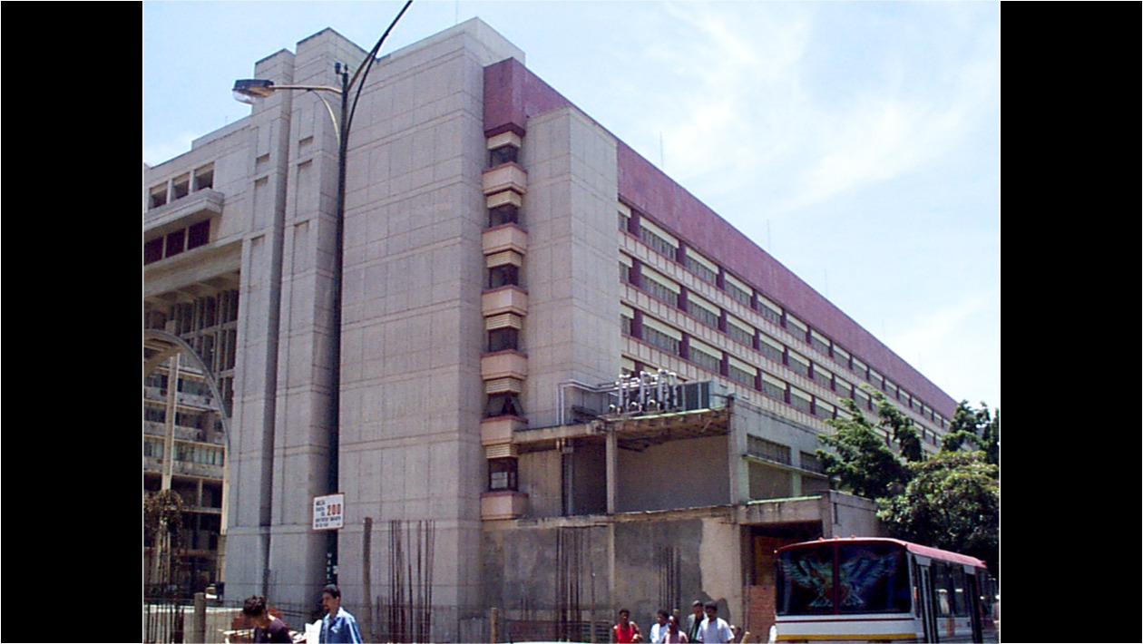 5. CGLL-Palacio de Justicia- Fachada Oeste en construcción. Cuerpo bajo inacabado.