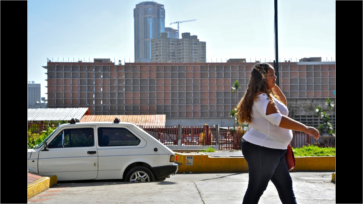 6. El bloque de vivienda al borde de La Hoyada.