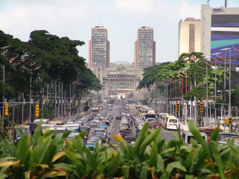 7. CGLL. La Avenida desde la nueva plaza aérea, con su topografia rectificada.
