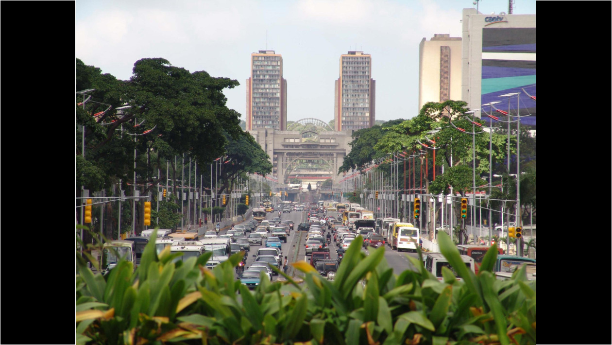7. CGLL. La Avenida desde la nueva plaza aérea, con su topografia rectificada.