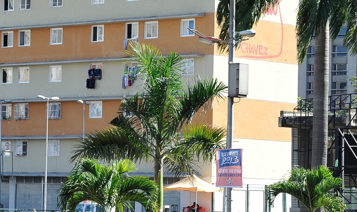 9. Tendederos en las ventanas frente a un Hotel 5 estrellas.