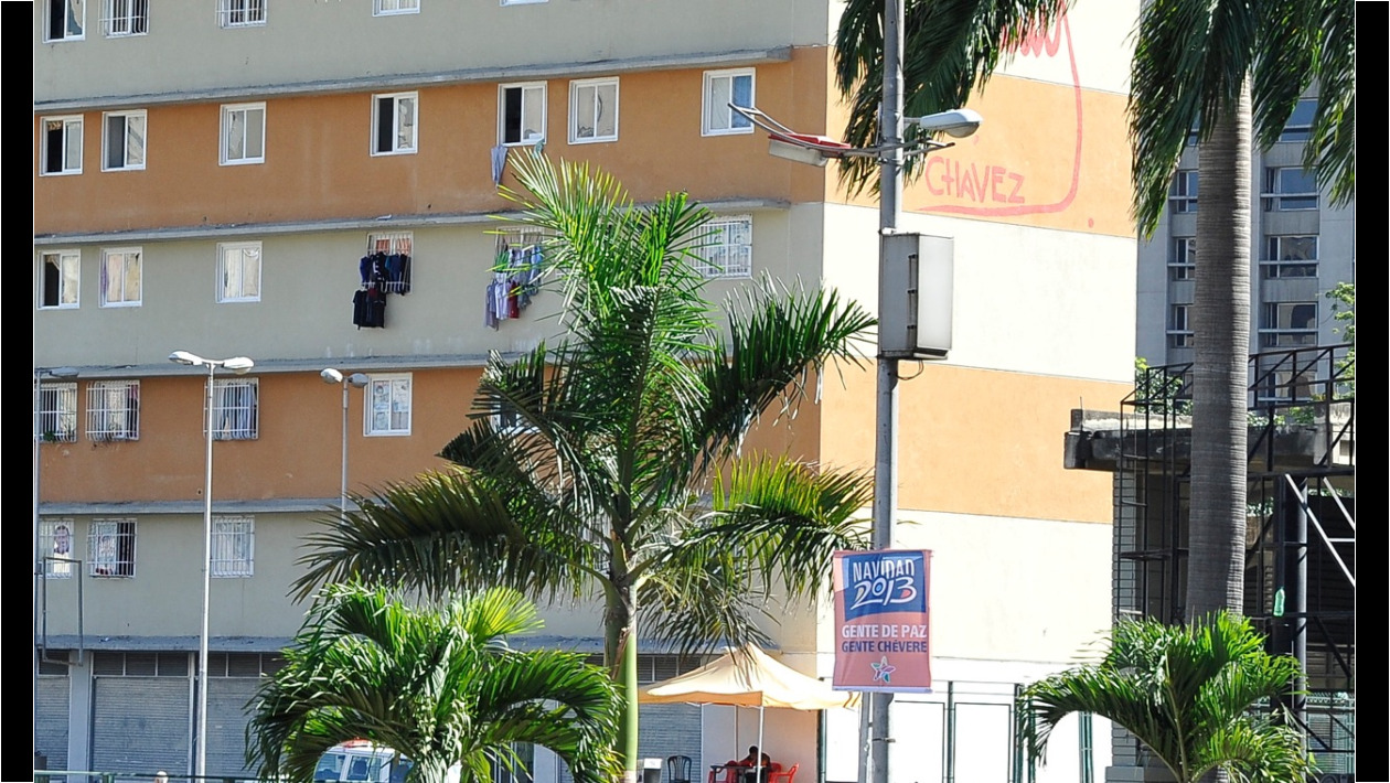 9. Tendederos en las ventanas frente a un Hotel 5 estrellas.