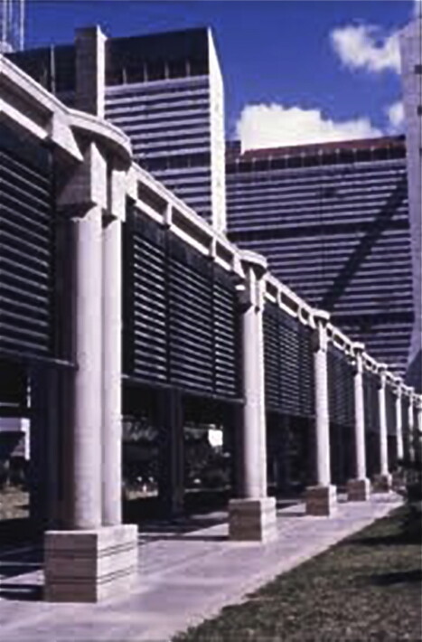 9. Pórtico del Parque Vargas entre la Ave. México y la Bolívar.