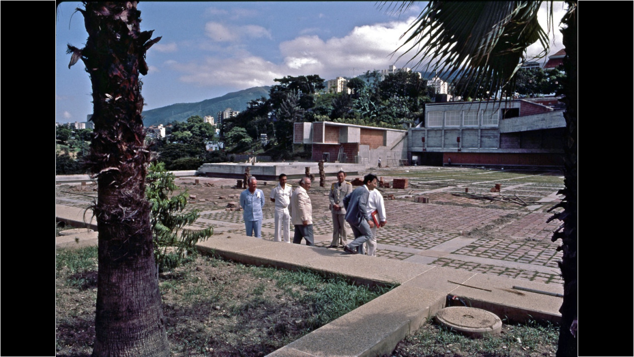 10. Sesto Novás con el Pte.Lusinchi el Ministro de Transporte y Edecanes, en la Plaza Bicentenario en1985.