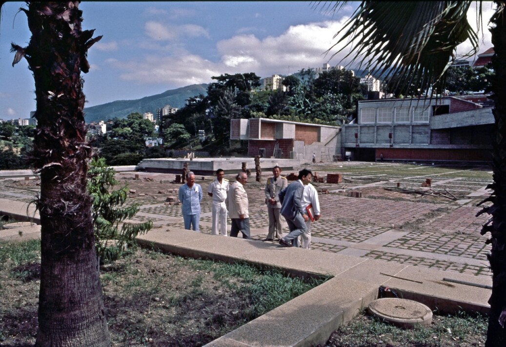 10. Sesto Novás con el Pte.Lusinchi el Ministro de Transporte y Edecanes, en la Plaza Bicentenario en1985.