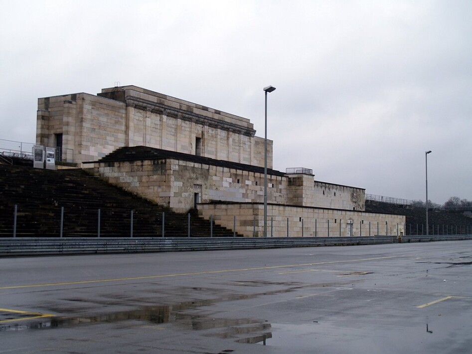 11 Zeppelinfeld de Albert Speer (1934) Buena Referencia para el Mausoleo a Bolívar de Rotival 1938.