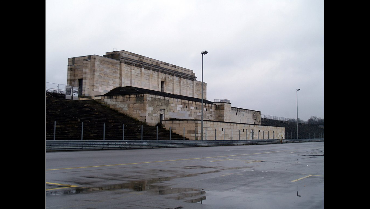 11 Zeppelinfeld de Albert Speer (1934) Buena Referencia para el Mausoleo a Bolívar de Rotival 1938.