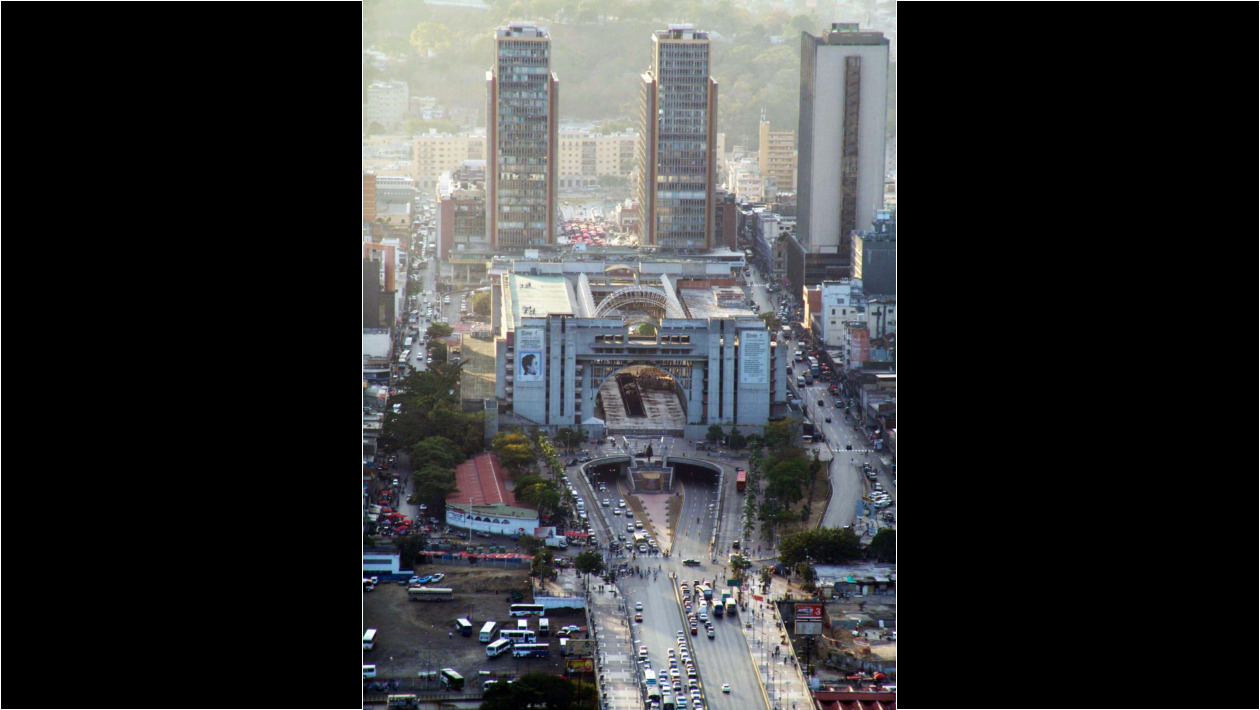 2. El Palacio de Justicia preside